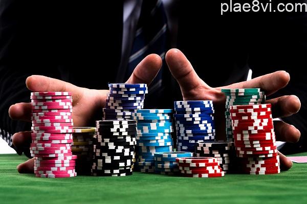 thung-voi-cu-lu-cai-nao-lon-hon poker
